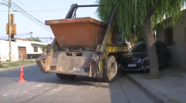 Ebrio Al Volante, Chocó Un Auto Estacionado E Intentó Huir