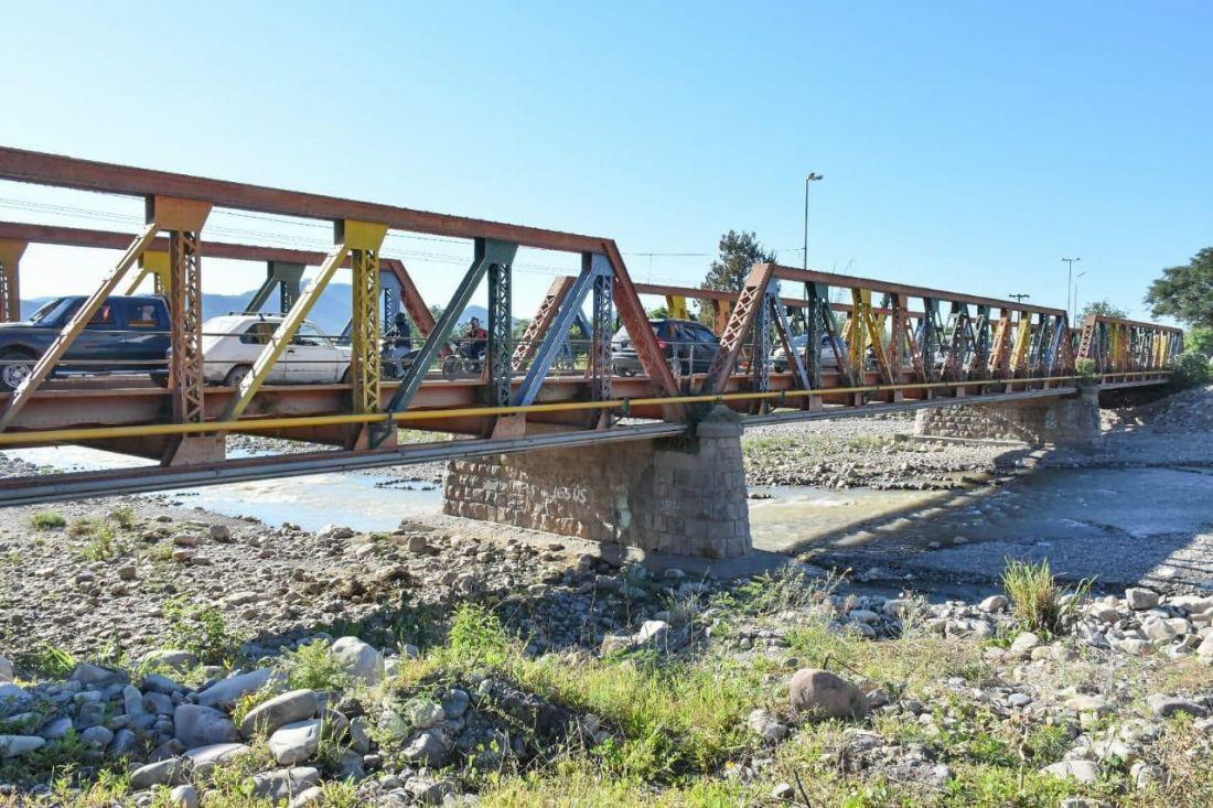 Firmaron el contrato de obra para la construcción del nuevo puente de Vaqueros