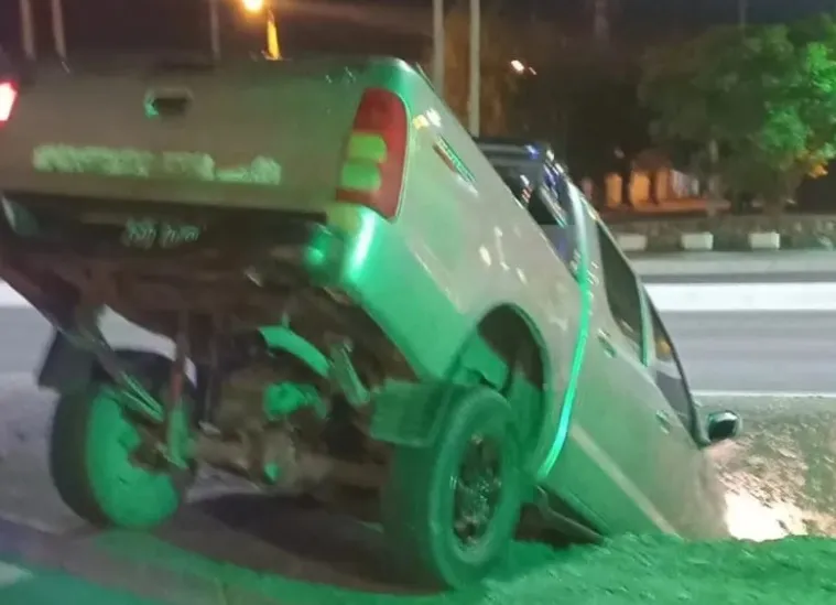 CAMIONETACAEENCANALZONASUR