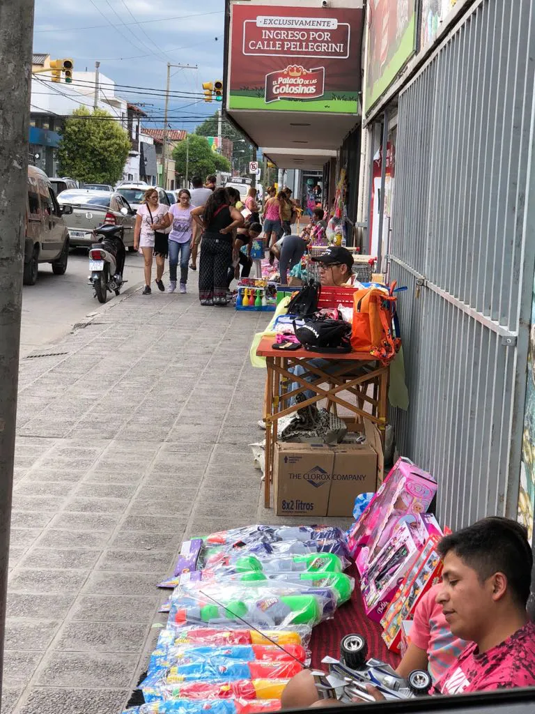 manteros venden juguetes en veredas (2)