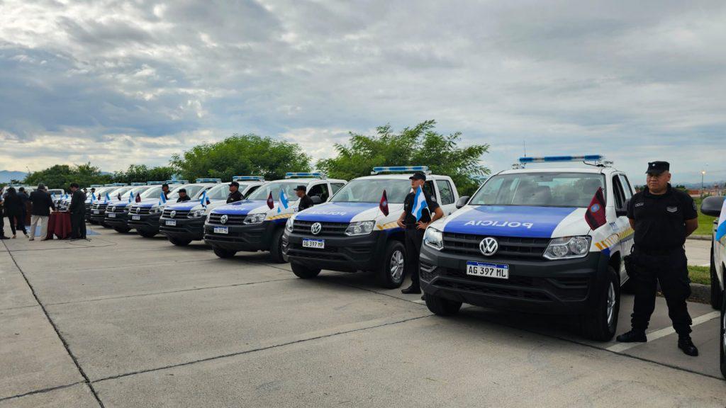 Entrega camionetas Policía 03