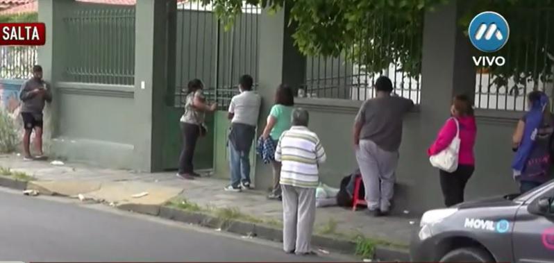 "Estamos enfermos", siguen los enojos por las largas filas para testearse en Salta