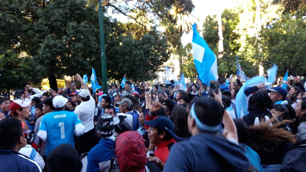 El centro es una fiesta: Salta festejó la clasificación de Argentina