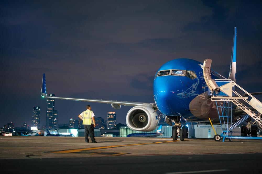 Avión en la pista a la noche