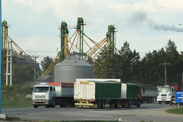 Paro de transporte de granos desde el lunes próximo por la falta de gasoil: vale $ 112 y lo cobran $ 190