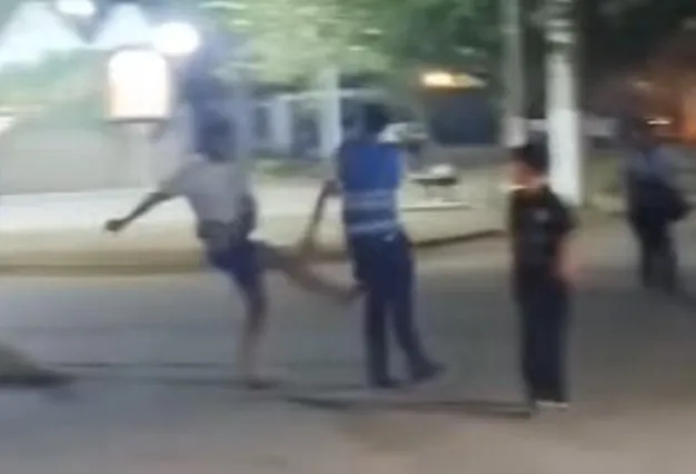 agente de tránsito y vecino golpes