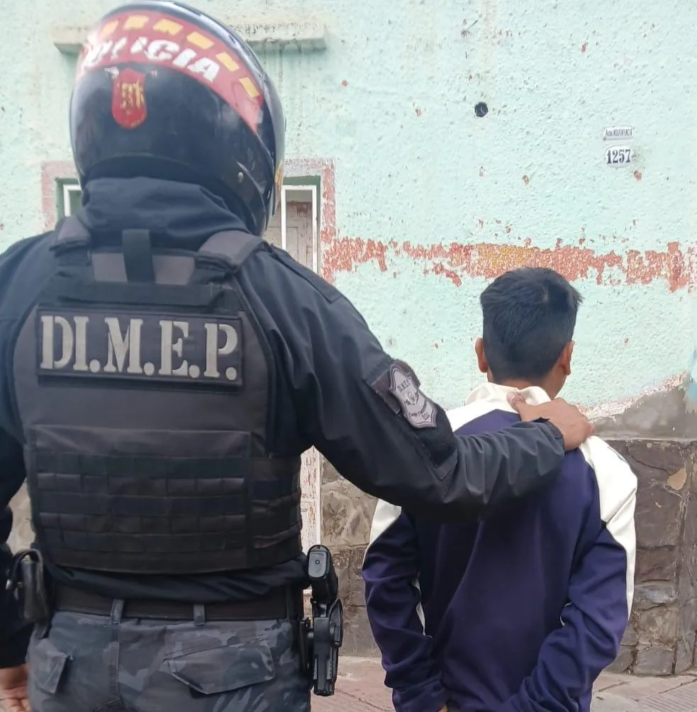 Celular con pedido de captura 01