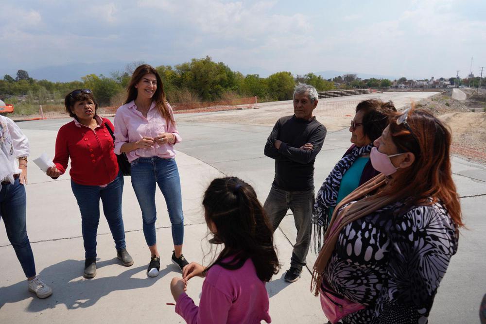 Bettina Romero visitó las obras del nuevo puente del Río Arenales