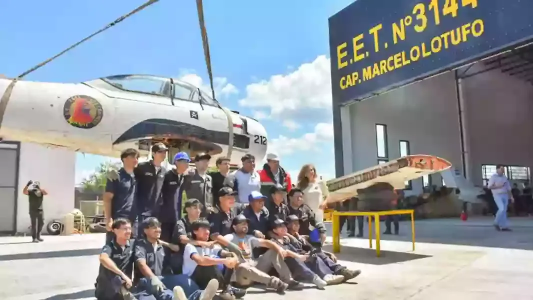 escuela lotufo avión educación armada