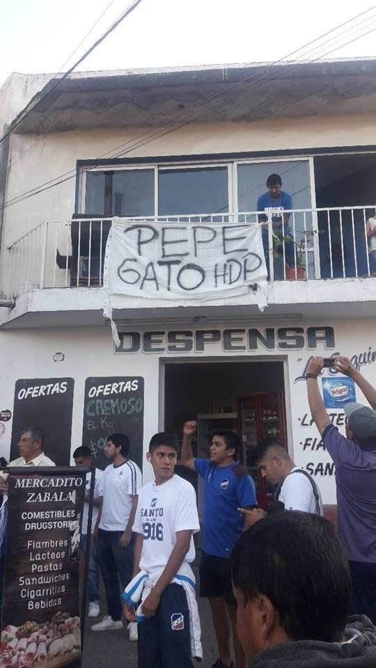 banderazo en juventud contra Pepe Muratore (3)