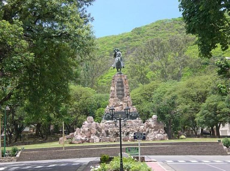 monumento guemes 2