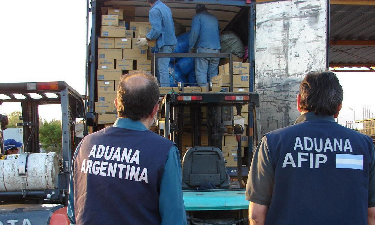 Aduana descubrió que un hombre llevaba 6 litros de semen porcino