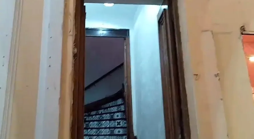 mujer rompió vidrio