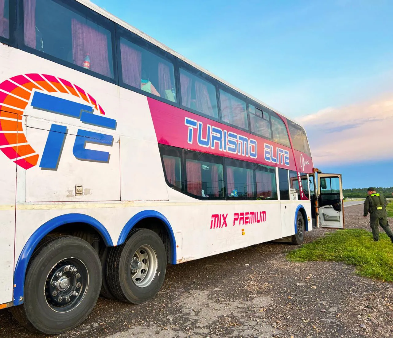 FOTO -CNRT DETIENE UN MICRO QUE TRANSPORTABA 3 MENORES DE EDAD SIN DOCUMENTACIÓN