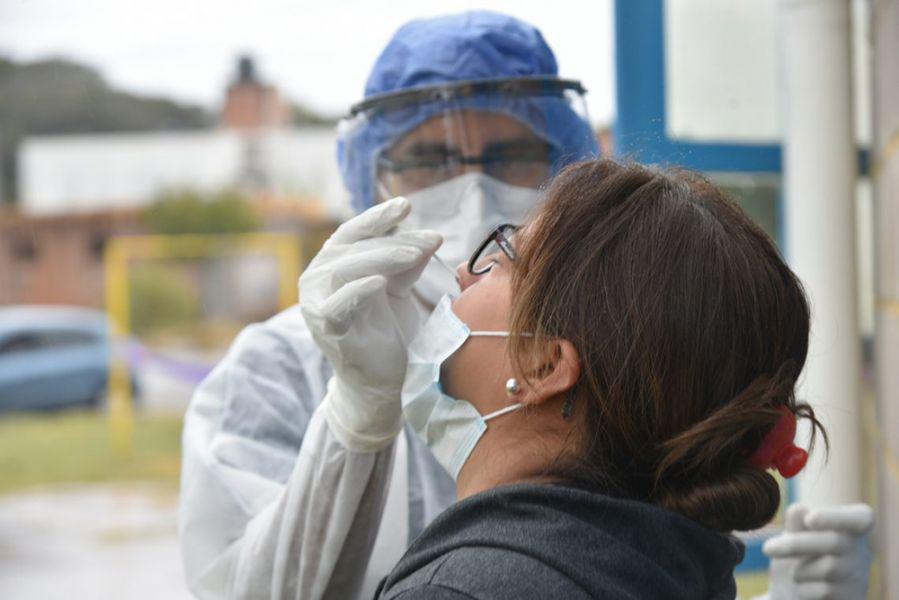 La curva de contagios no baja: El 70% de las personas testeadas en Salta tienen COVID