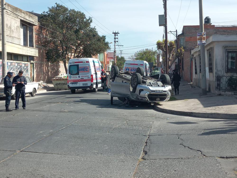 Fuerte Choque Y Vuelco, La Conductora De Una Camioneta Terminó En El ...