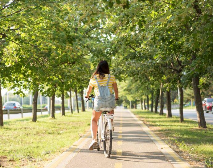 adolescente bicicleta