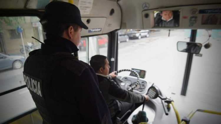 Policia en colectivo
