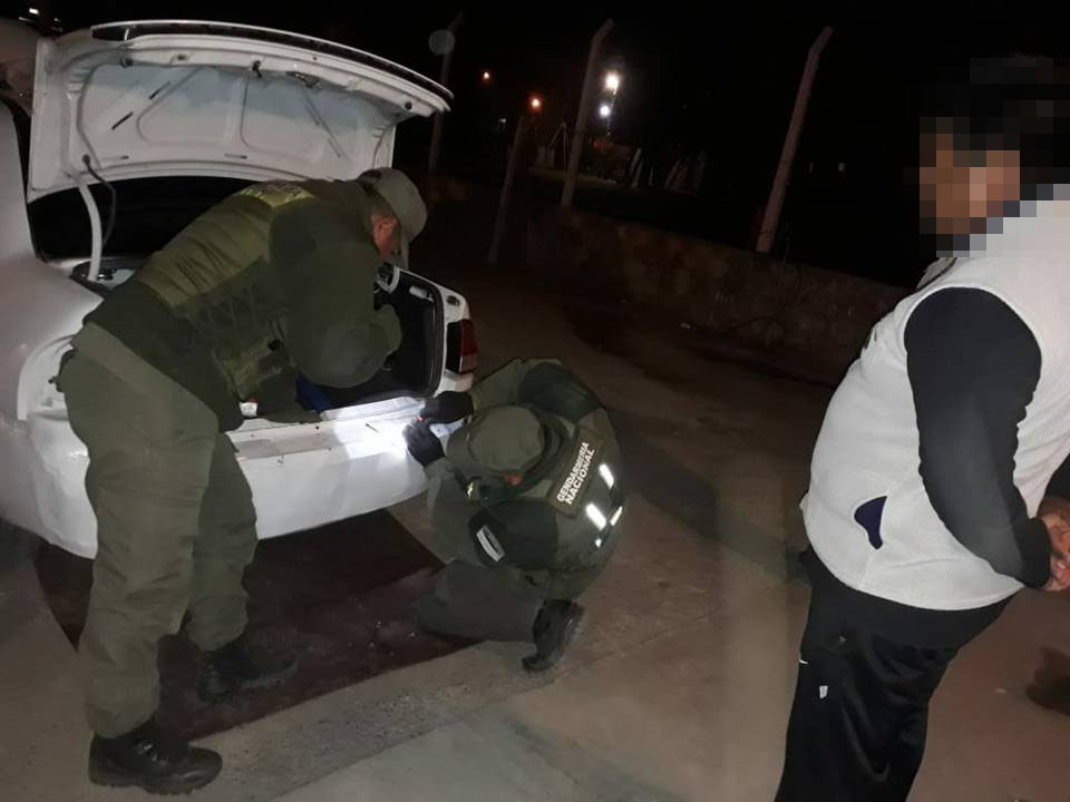 droga en el paragolpe