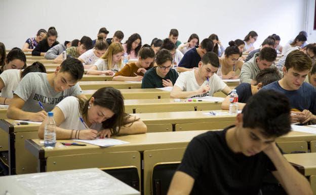 Un estudiante de medicina se implantó un dispositivo bluetooth en la oreja para copiarse durante un examen