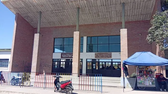 colegio-Macacha-Guemes-Oran-1-696x392