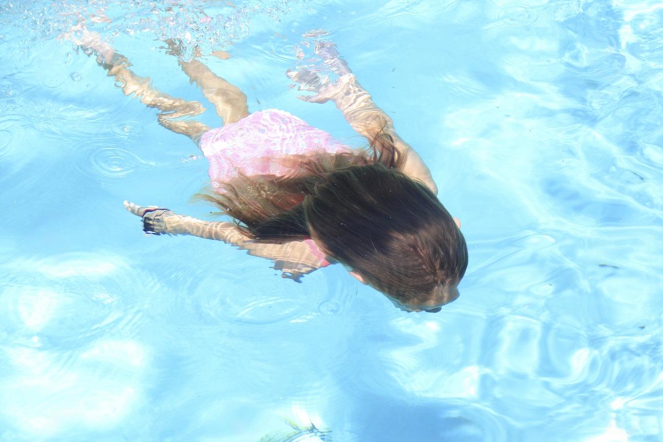 niña natación adopción