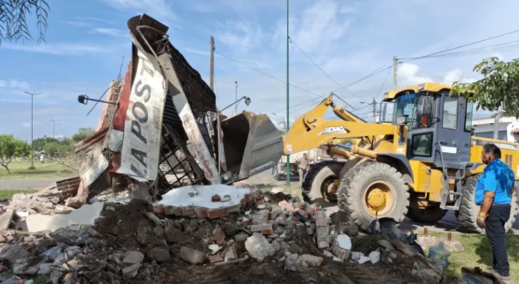 El Tribuno kiosco municipalidad molición 3